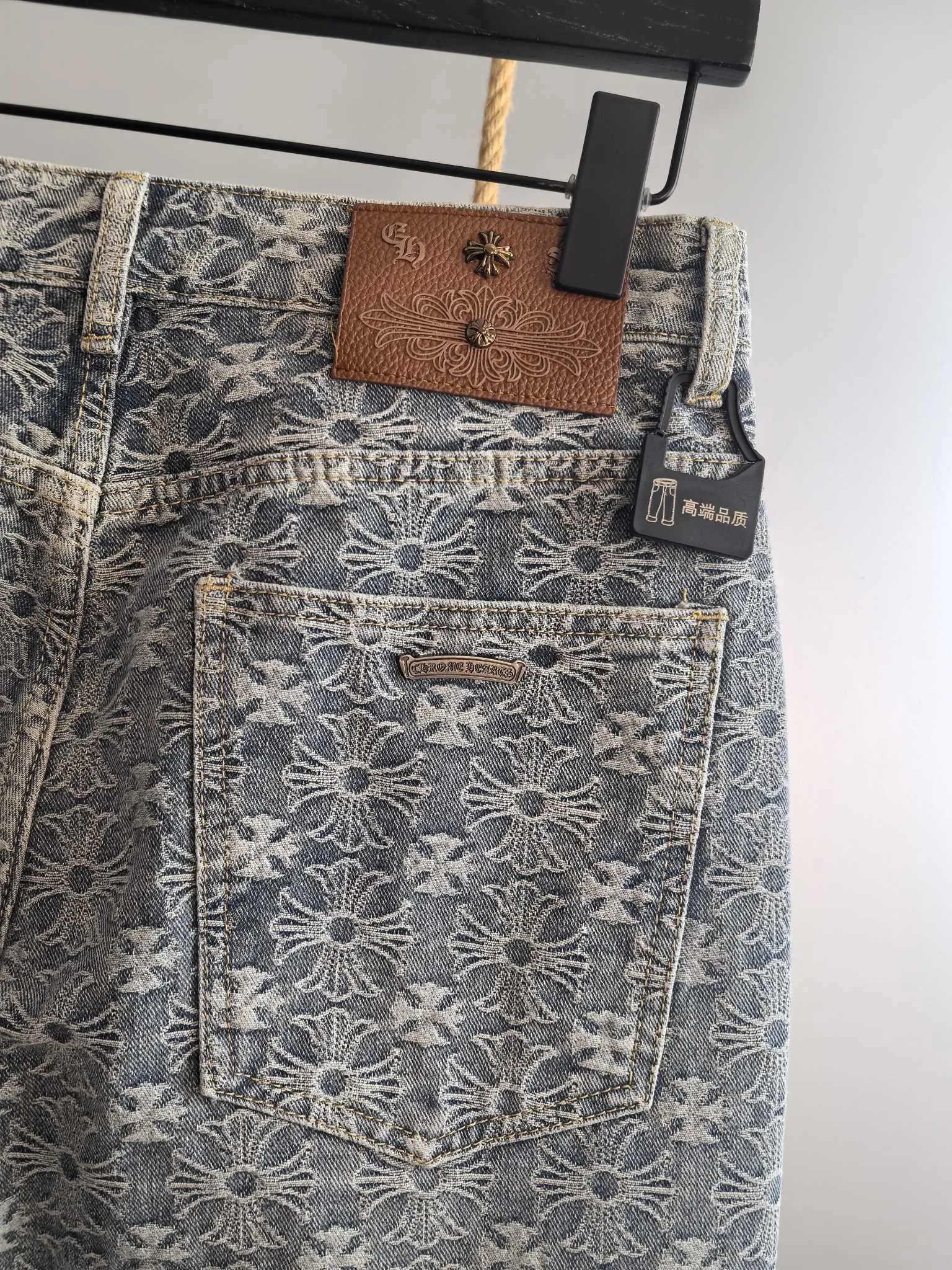 P960 Chrome Hearts Exclusively available in autumn and winter new counters, the same style denim suit can be sold separately, breathable, comfortable and casual! Full of high-end feel! The details are exquisite and high-end, and the workmanship is impeccable! The original high-end fabric is very high-end! The fabric is soft, delicate and comfortable, moisture-absorbent, quick-drying, breathable, neat and stylish. Top M-3XL, pants 29-36